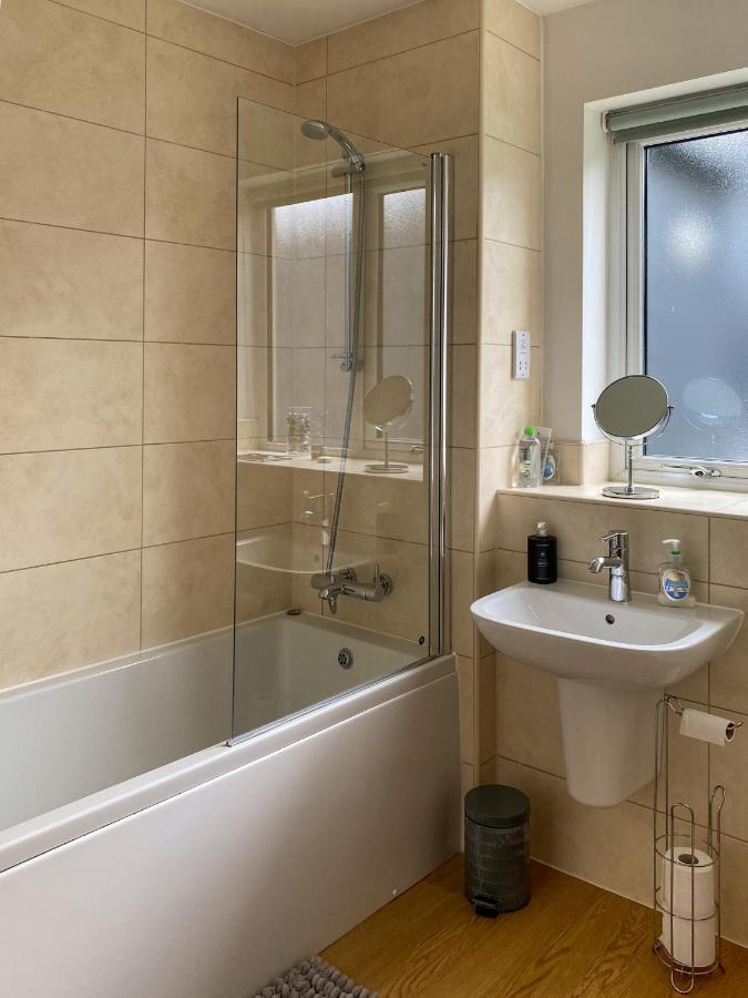Beautiful, Contemporary 3 Bedroom Apartment Bath Exterior foto